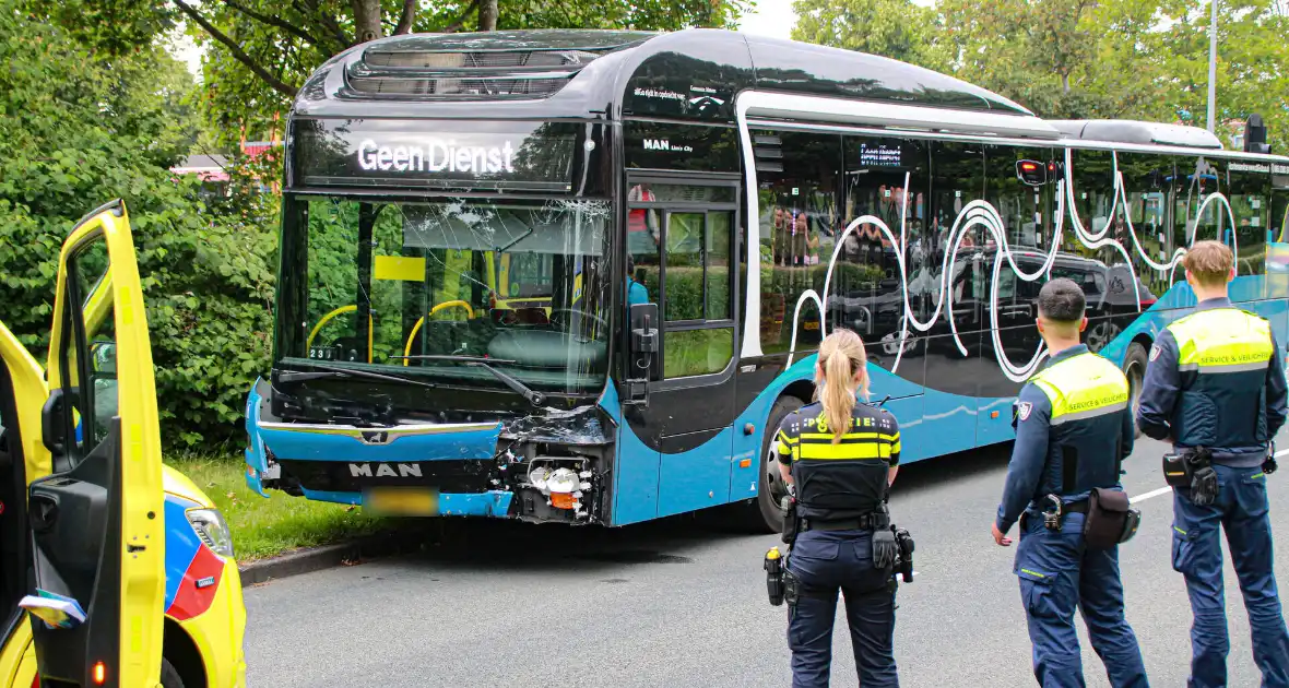 Flinke ravage bij ongeval tussen lijnbus en personenauto - Foto 3