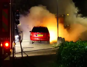 Veel rookontwikkeling bij brand in geparkeerde auto