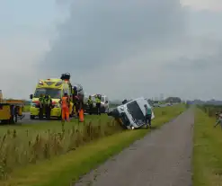 Pakketbezorger belandt met bus in greppel