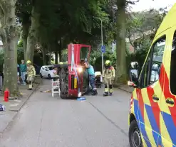 Auto belandt op zijkant na botsing tegen boom