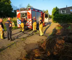 Brand in berg maaiafval langs slootkant