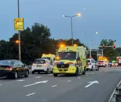 Auto vliegt in brand na ongeval op toerit