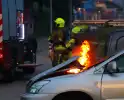 Personenwagen vliegt aan voorzijde in brand