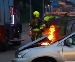 Personenwagen vliegt aan voorzijde in brand