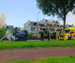 Bestelbus belandt op kop na crash