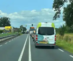 Enorme verkeershinder door vrachtwagen met pech