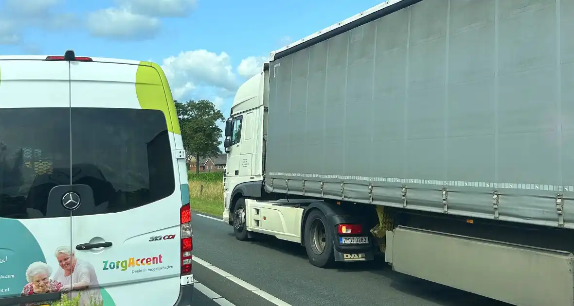 Enorme verkeershinder door vrachtwagen met pech - Foto 1
