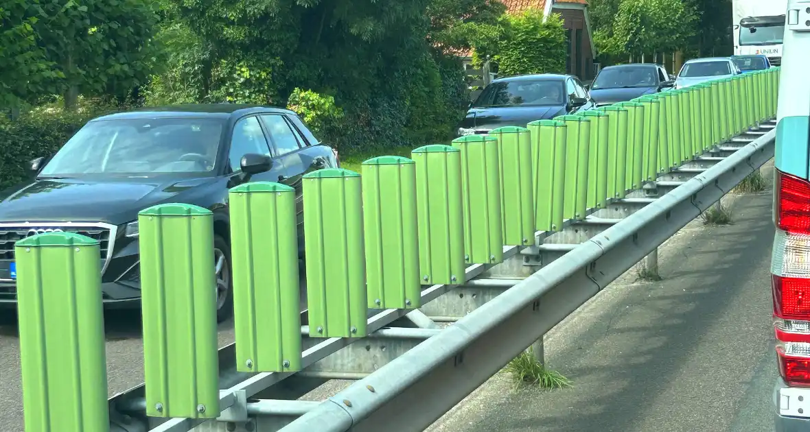Enorme verkeershinder door vrachtwagen met pech - Foto 2