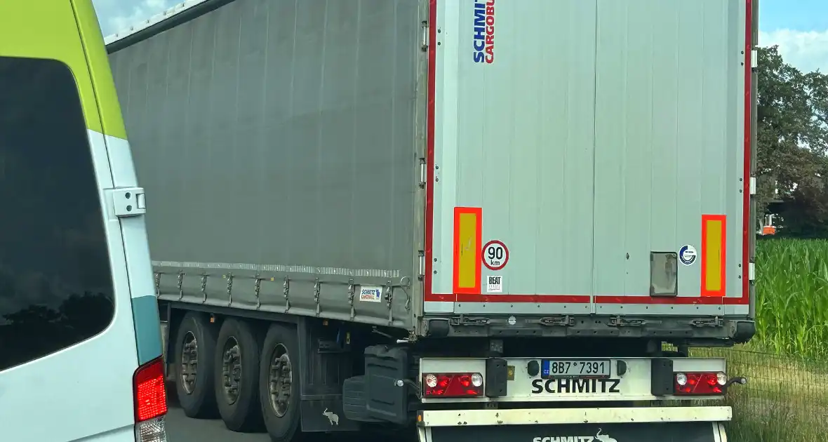 Enorme verkeershinder door vrachtwagen met pech - Foto 3