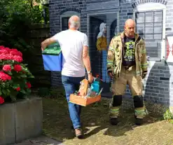 Brandweer assisteert imker bij verwijdering bijennest