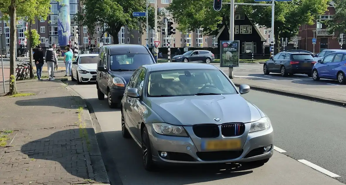 Kopstaart botsing tussen drie voertuigen - Foto 1