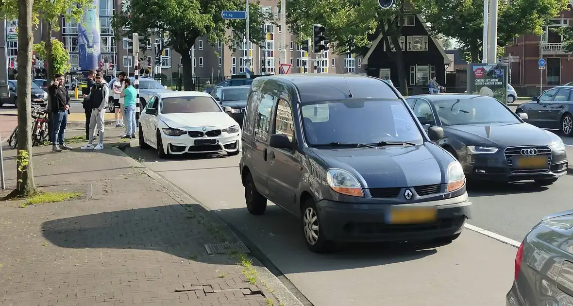 Kopstaart botsing tussen drie voertuigen - Foto 3