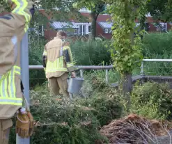 Brandweer dooft buitenbrand met emmer water