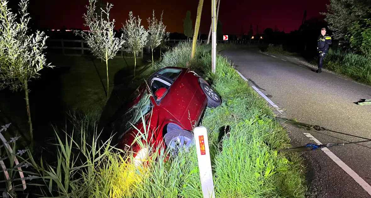 Automobilist komt tot stilstand in sloot - Foto 2