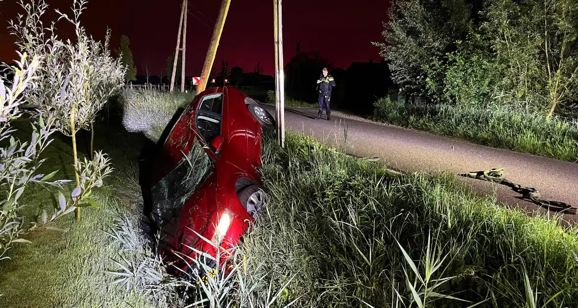 Automobilist komt tot stilstand in sloot - Foto 4