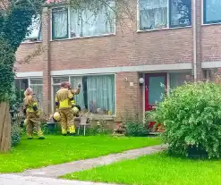 Brandweerlieden doen onderzoek naar Rookmelder