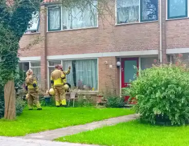 Brandweerlieden doen onderzoek naar Rookmelder