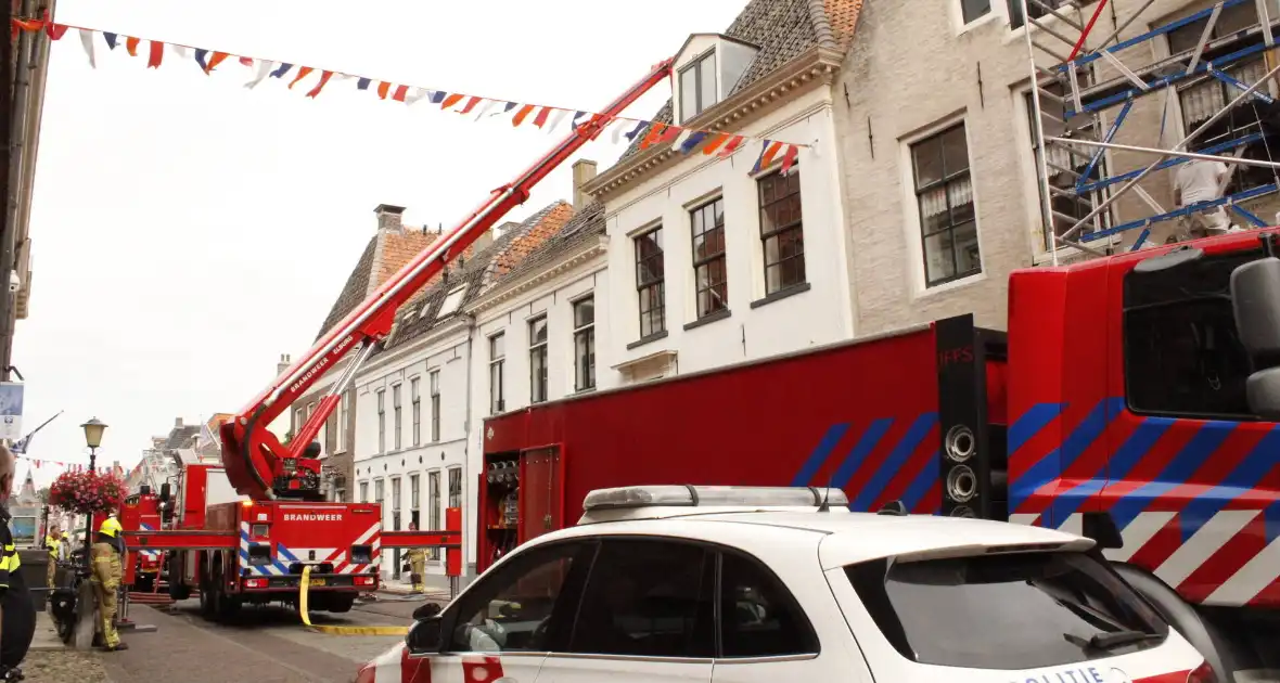 Veel rookontwikkeling door smeulbrand bij dak