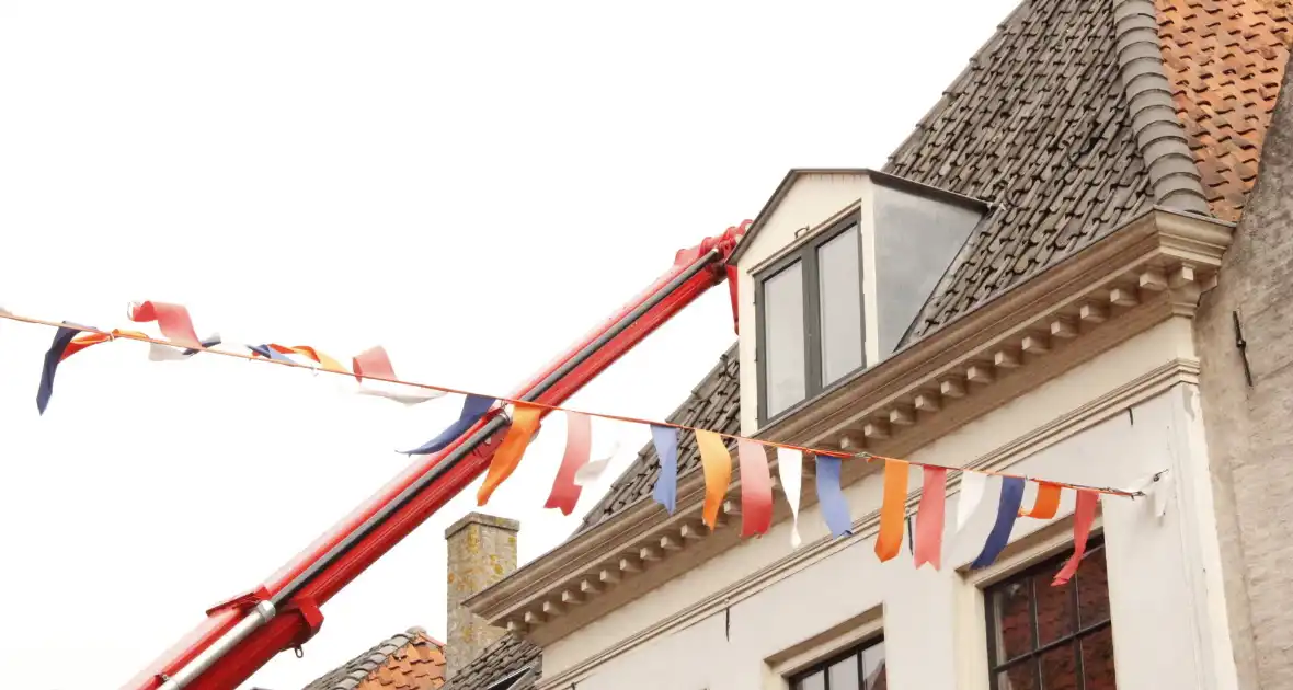 Veel rookontwikkeling door smeulbrand bij dak - Foto 1