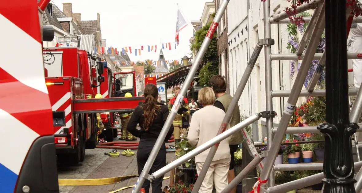 Veel rookontwikkeling door smeulbrand bij dak - Foto 2