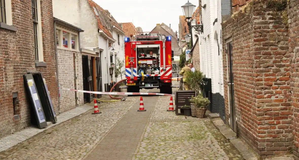 Veel rookontwikkeling door smeulbrand bij dak - Foto 3