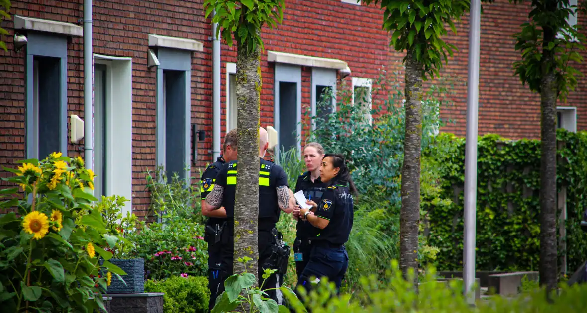Politie doet onderzoek in woning naar overleden persoon - Foto 5