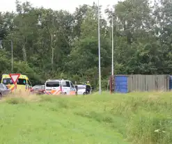 Vrachtwagenchauffeur verliest macht over stuur en belandt op zijkant