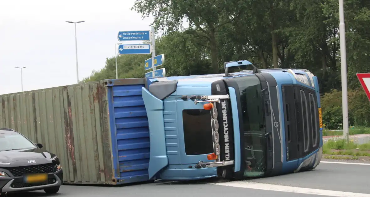 Vrachtwagenchauffeur verliest macht over stuur en belandt op zijkant - Foto 7