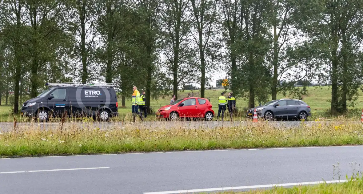 Drie voertuigen betrokken bij kop-staartaanrijding - Foto 1