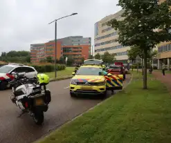 Porsche bestuurder klapt achterop auto ambulance