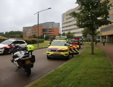 Porsche bestuurder klapt achterop auto ambulance