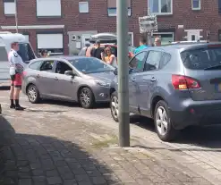 Fietsers geschept in bocht door noodstop van auto met caravan