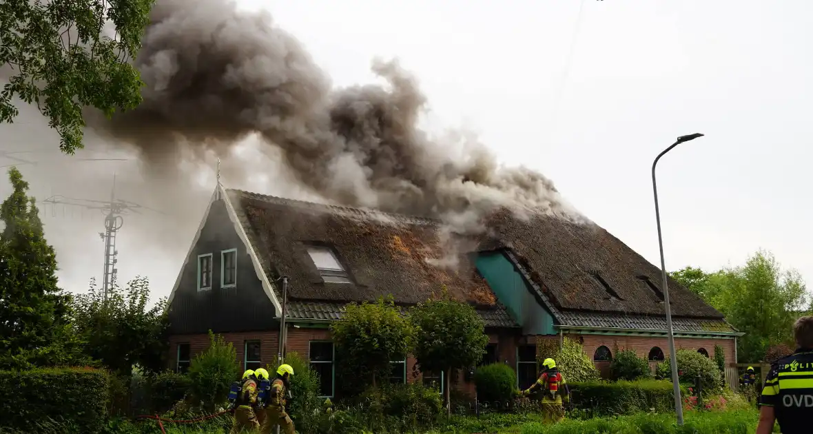 Stolpboerderij verwoest door uitslaande brand - Foto 1