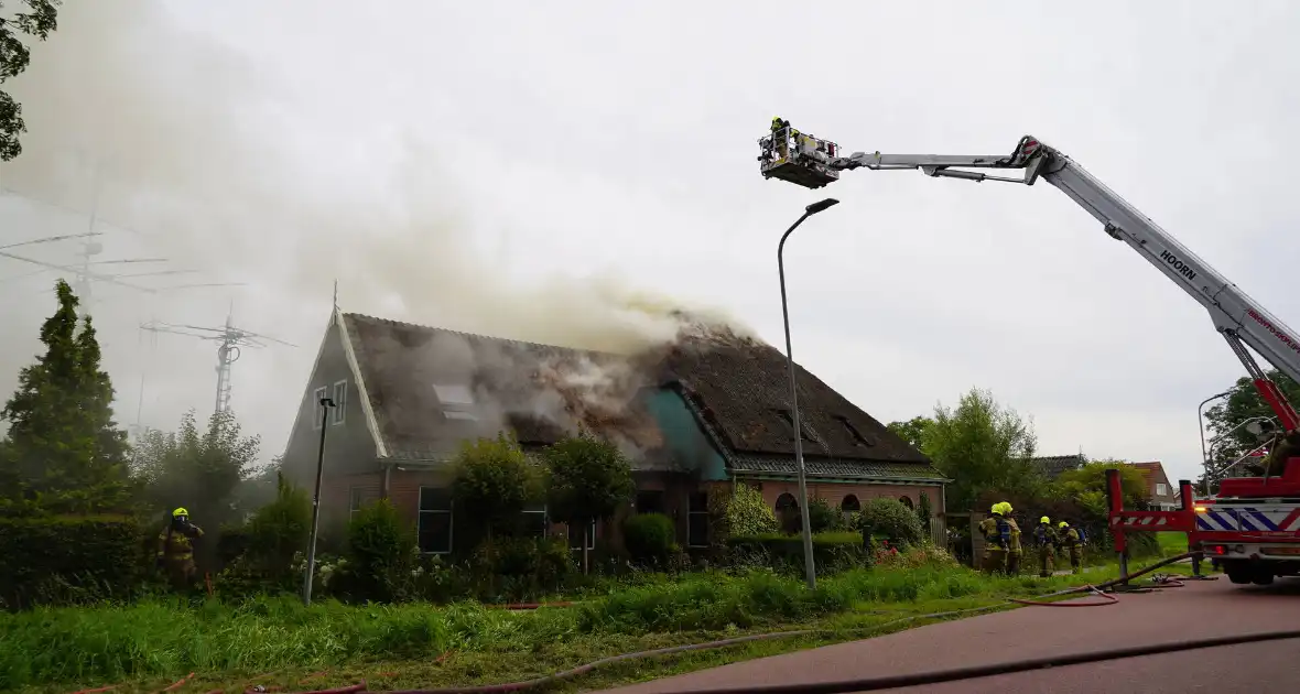 Stolpboerderij verwoest door uitslaande brand - Foto 13