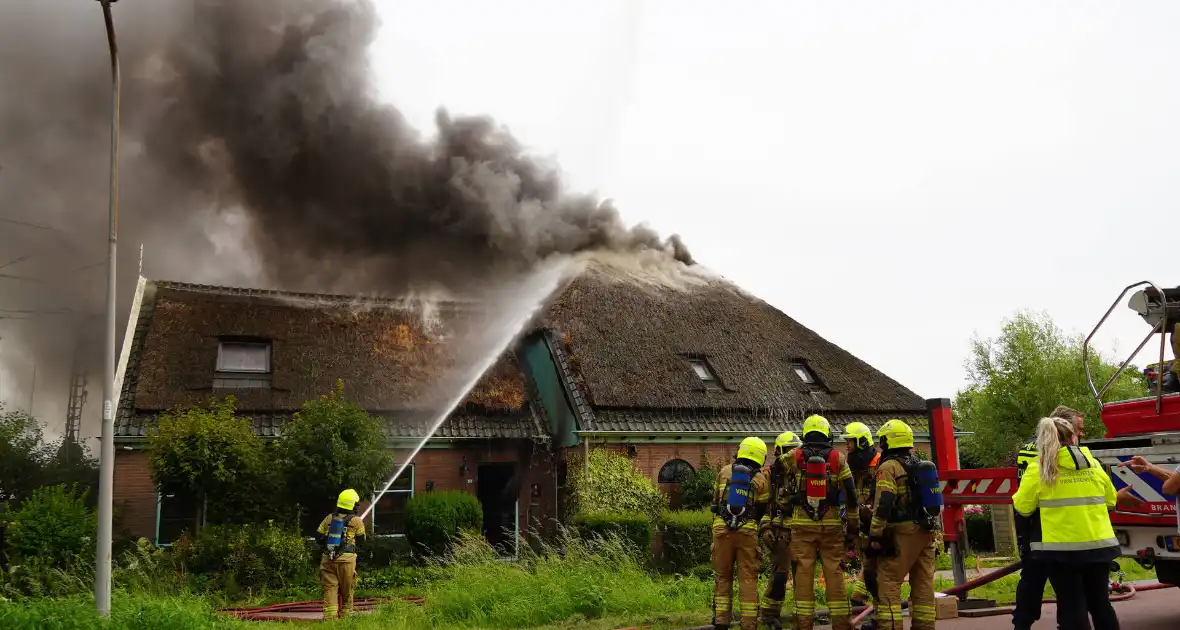 Stolpboerderij verwoest door uitslaande brand - Foto 14