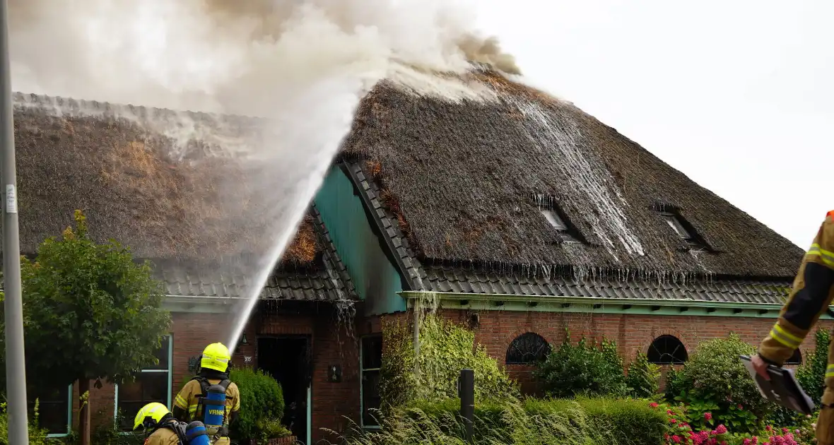 Stolpboerderij verwoest door uitslaande brand - Foto 15