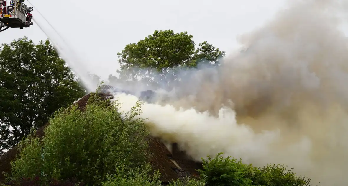 Stolpboerderij verwoest door uitslaande brand - Foto 16
