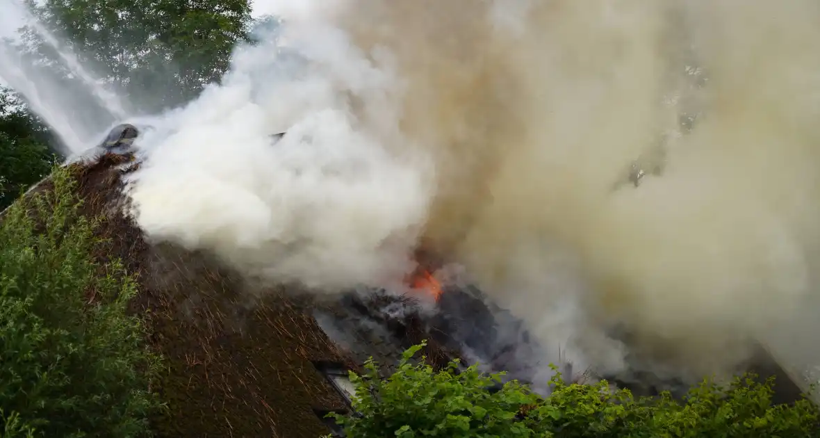 Stolpboerderij verwoest door uitslaande brand - Foto 18