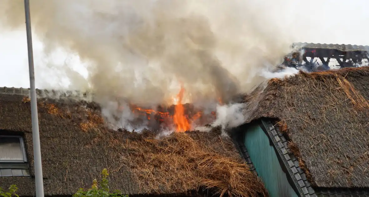Stolpboerderij verwoest door uitslaande brand - Foto 19