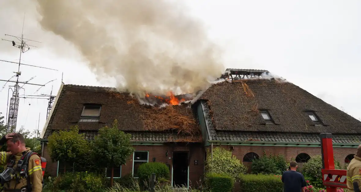 Stolpboerderij verwoest door uitslaande brand - Foto 20