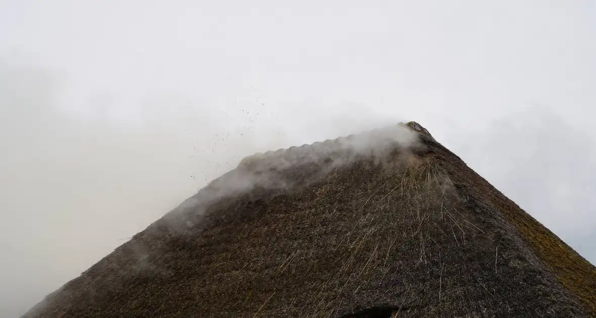 Stolpboerderij verwoest door uitslaande brand - Foto 5