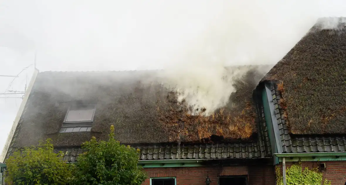 Stolpboerderij verwoest door uitslaande brand - Foto 8