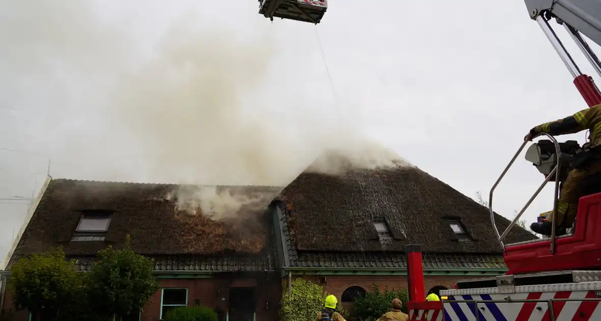 Stolpboerderij verwoest door uitslaande brand - Foto 9