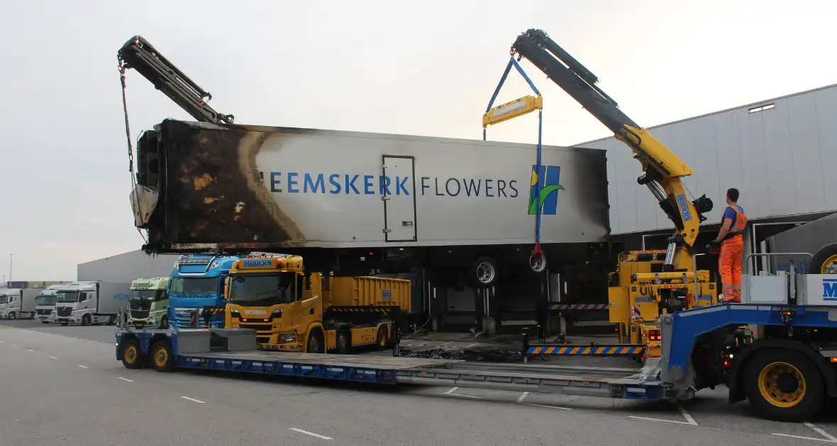Berging uitgebrande vrachtwagens in volle gang
