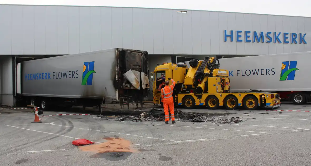 Berging uitgebrande vrachtwagens in volle gang - Foto 2
