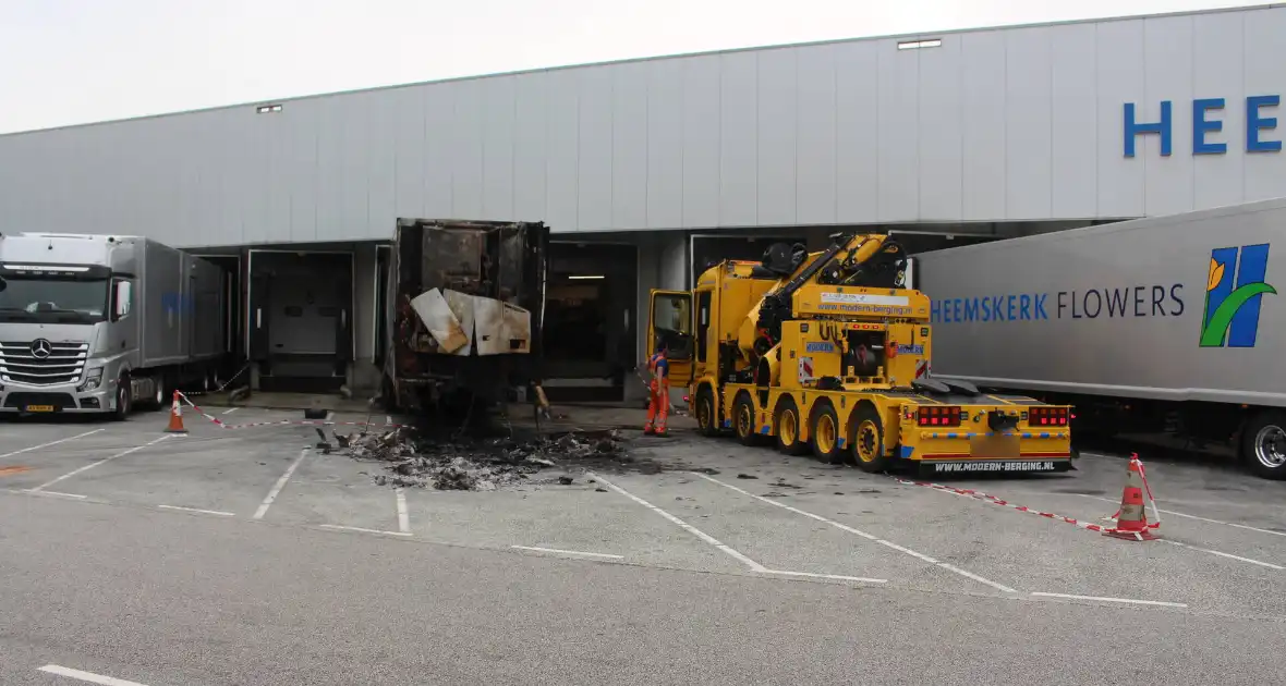 Berging uitgebrande vrachtwagens in volle gang - Foto 4