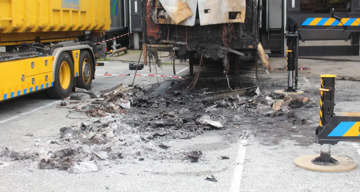 Berging uitgebrande vrachtwagens in volle gang - Foto 6