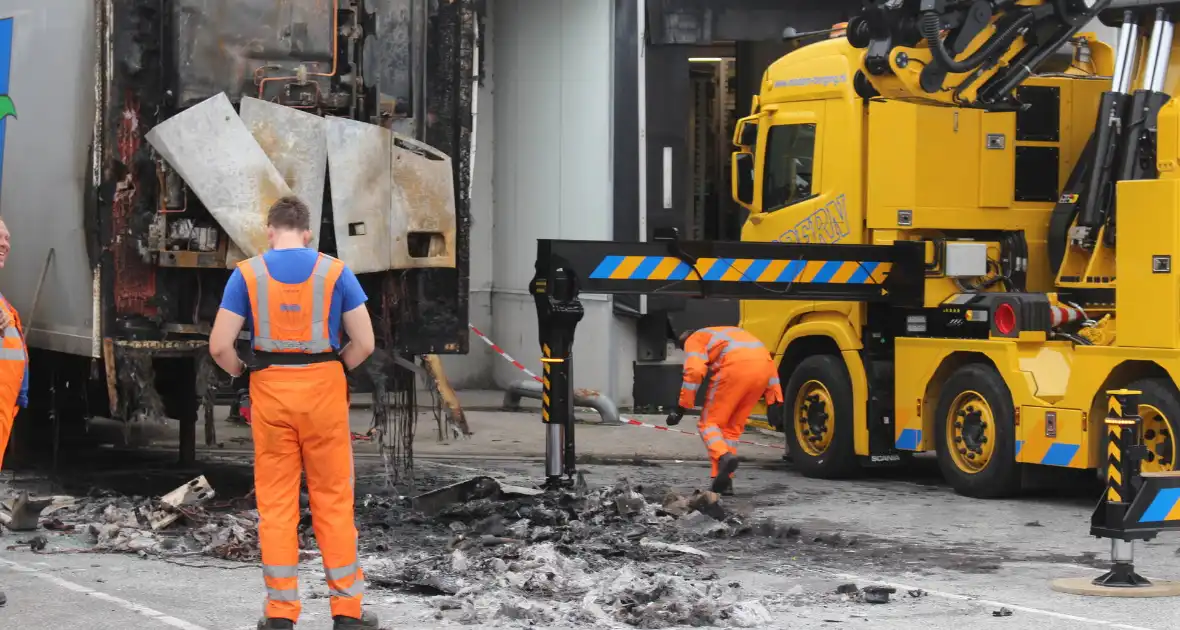Berging uitgebrande vrachtwagens in volle gang - Foto 8