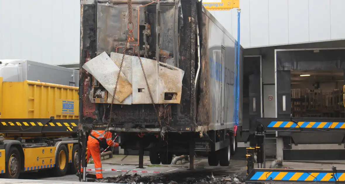 Berging uitgebrande vrachtwagens in volle gang - Foto 9