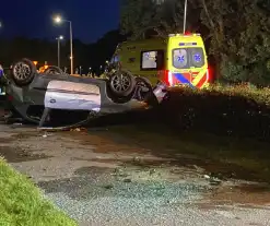 Automobilist belandt met voertuig op op zijn kop